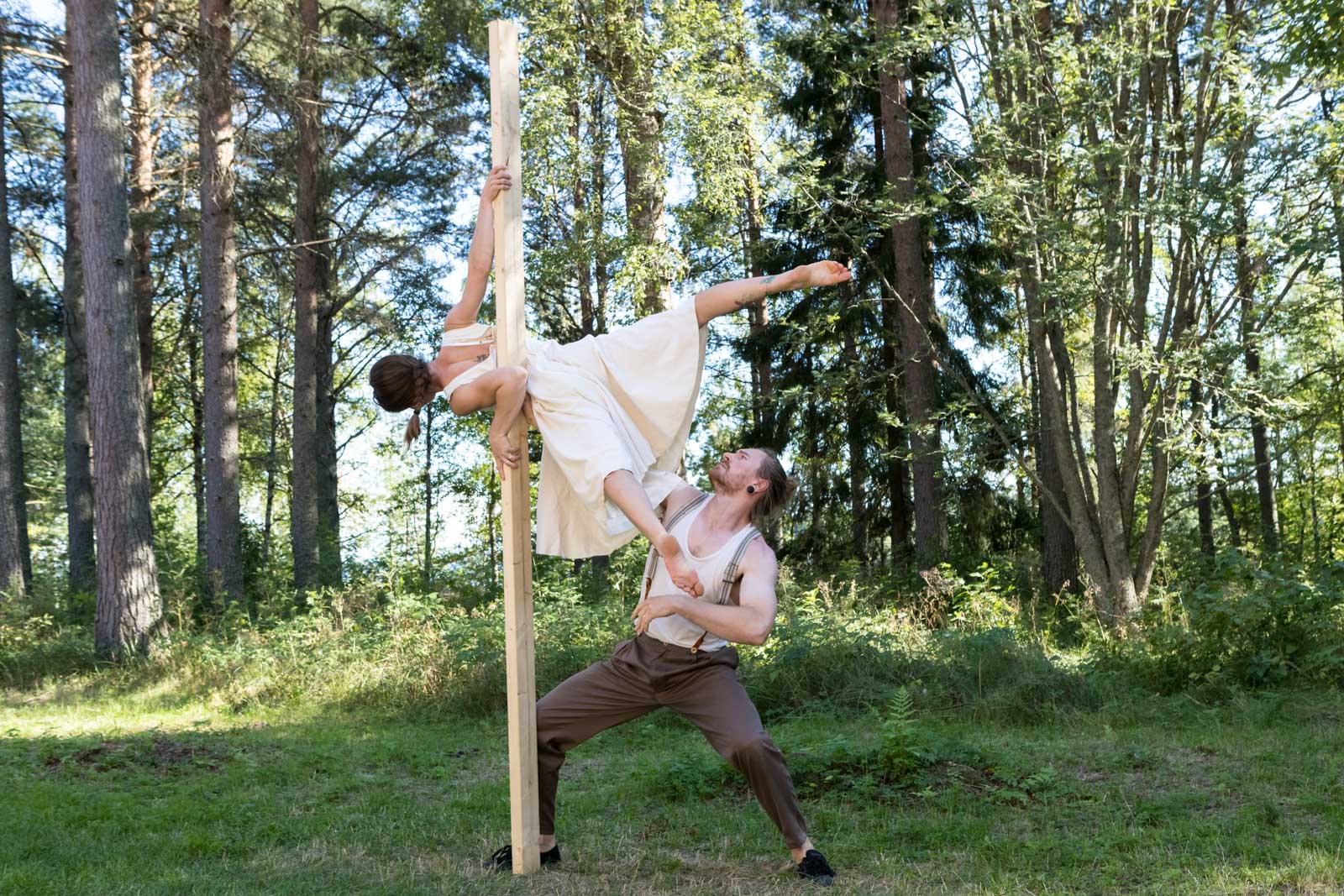 Picture of Kat and Jared acrobatic duo at Varjakka revisited