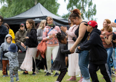 kuvassa oulu2026-puiston yleisöä
