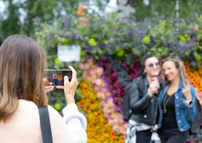 Kuvassa otetaan valokuvaa kahdesta naisesta