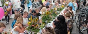Ihmisia pitkän pöydän äärellä Hallituskadulla