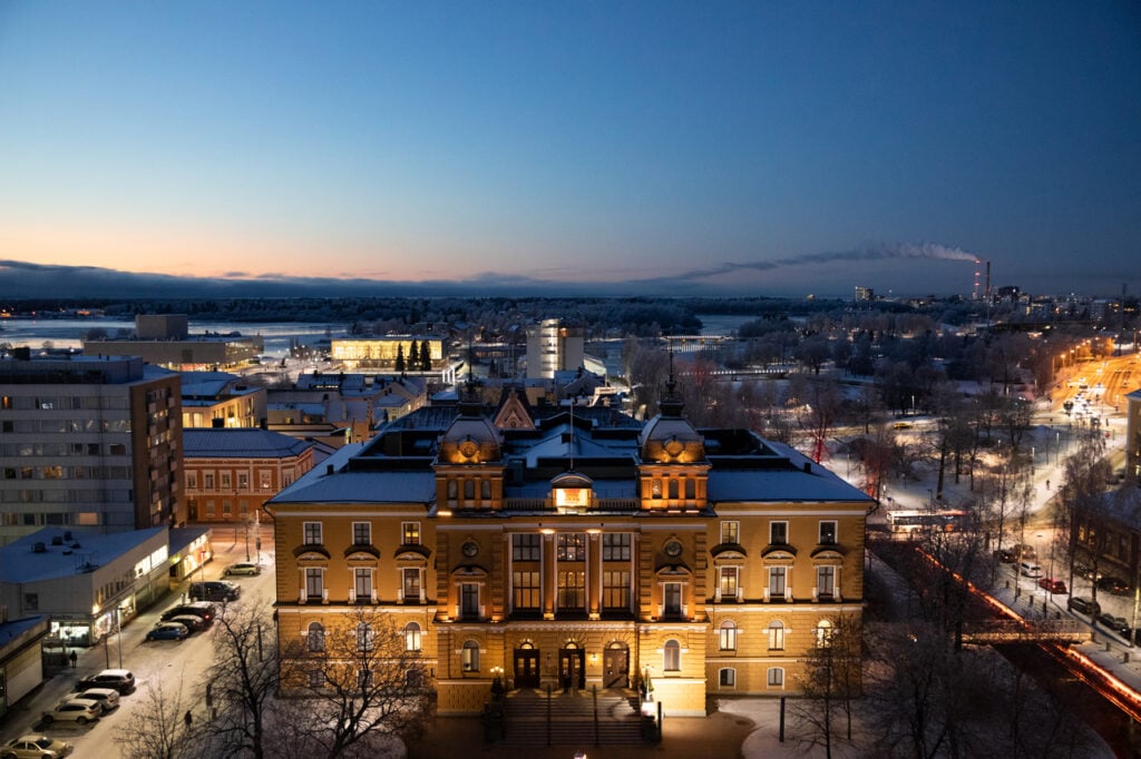 Oulun kaupunkimaisemaa kuvattuna Vakuutustalon katolta. Kuvassa näkyy Oulun Kaupungintalo talvella.