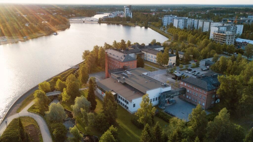 Aerial photo of Hotel Lasaretti by the Oulu river