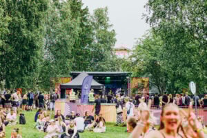Ihmiset puistossa konserttia kuuntelemassa