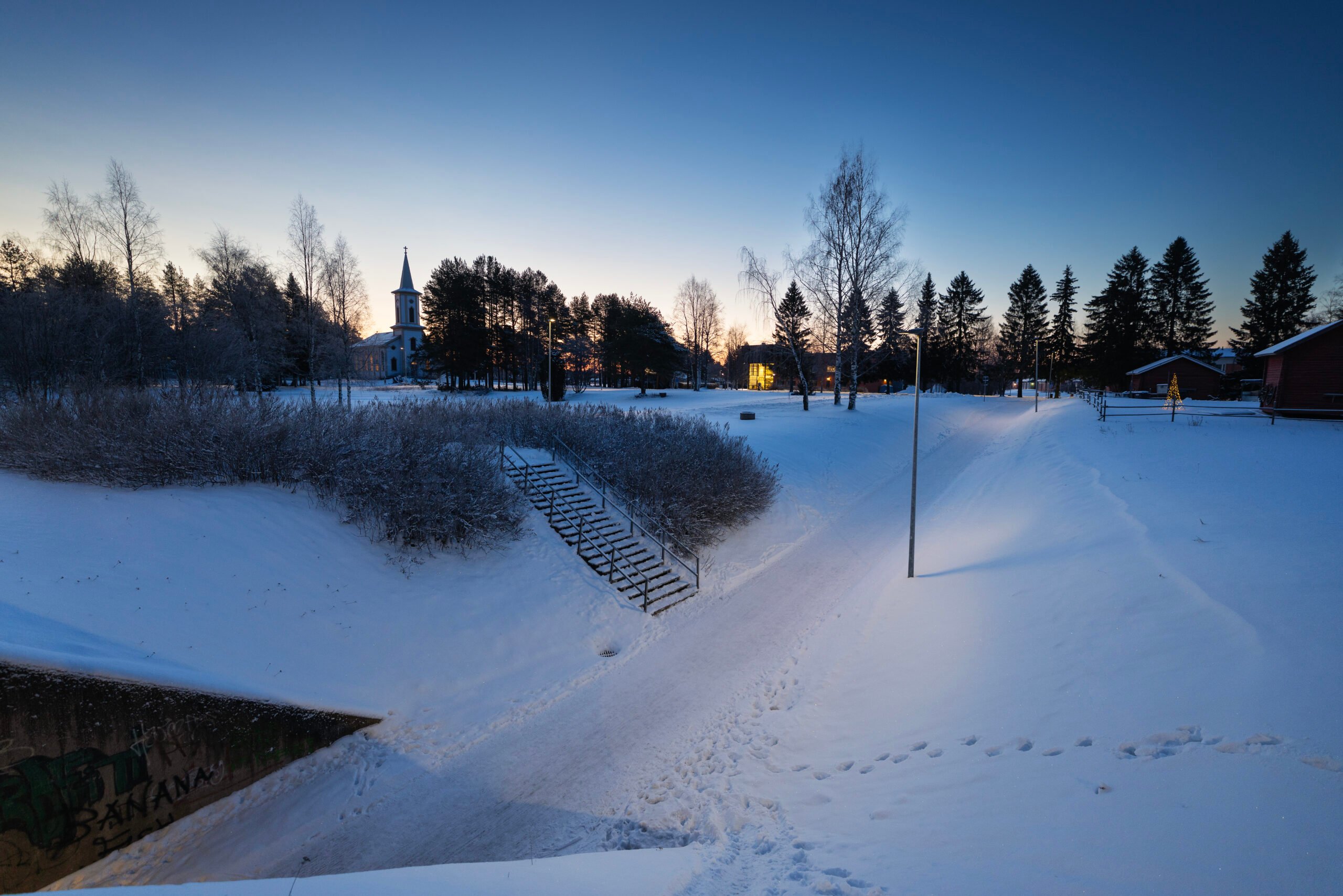 kuva talvisesta pyörätiestä iltahämärässä