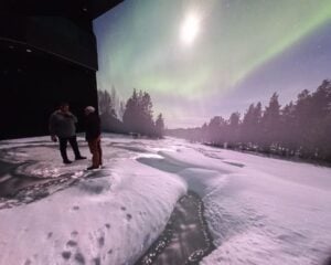 Kuvassa kaksi miestä auditoriossa