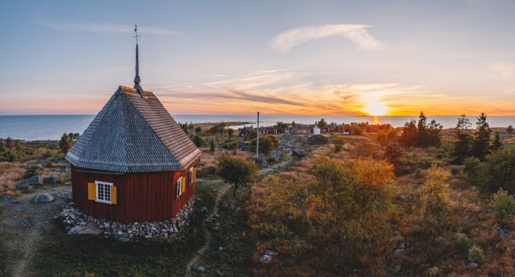 kuvassa maakallan kirkko auringonlaskun aikaan