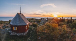 kuvassa maakallan kirkko auringonlaskun aikaan