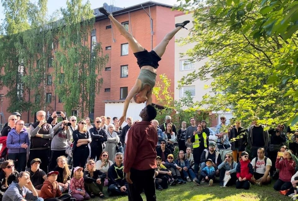 PPCM:n ja Flow Productionsin pop-up-esitys Climbing over Oulu -tapahtumassa Aaltosiilolla kesällä 2024. Kuva: Juha-Matti Korhonen.