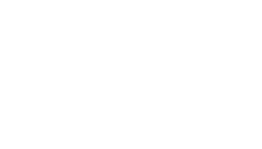 Käsivarsinauhalla kävelijä yöllä metsässä