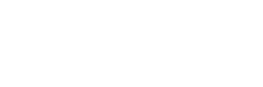 Rautatieasema junilla ja matkustajilla lumisena päivänä.