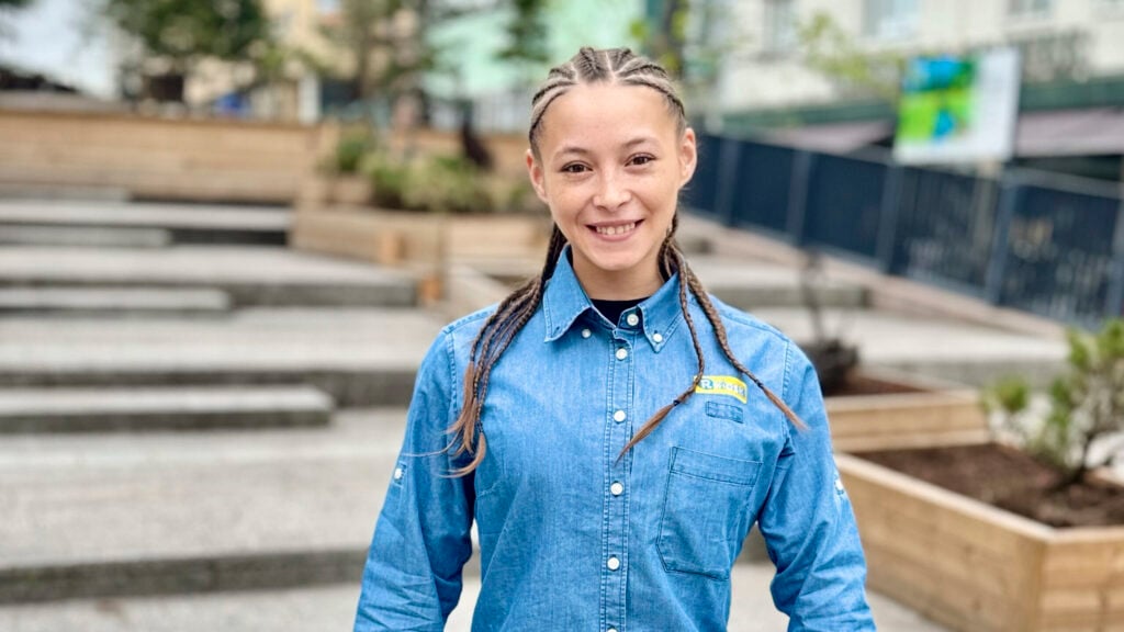 Photographer Kristian Kaarna captured wonderful people in Oulu as part of the Smiling Oulu 26 project. The photo shows smiling Marina, who moved to Finland from Ukraine. The image celebrates human connection, diversity, and genuine joy – themes that are central to the entire project.