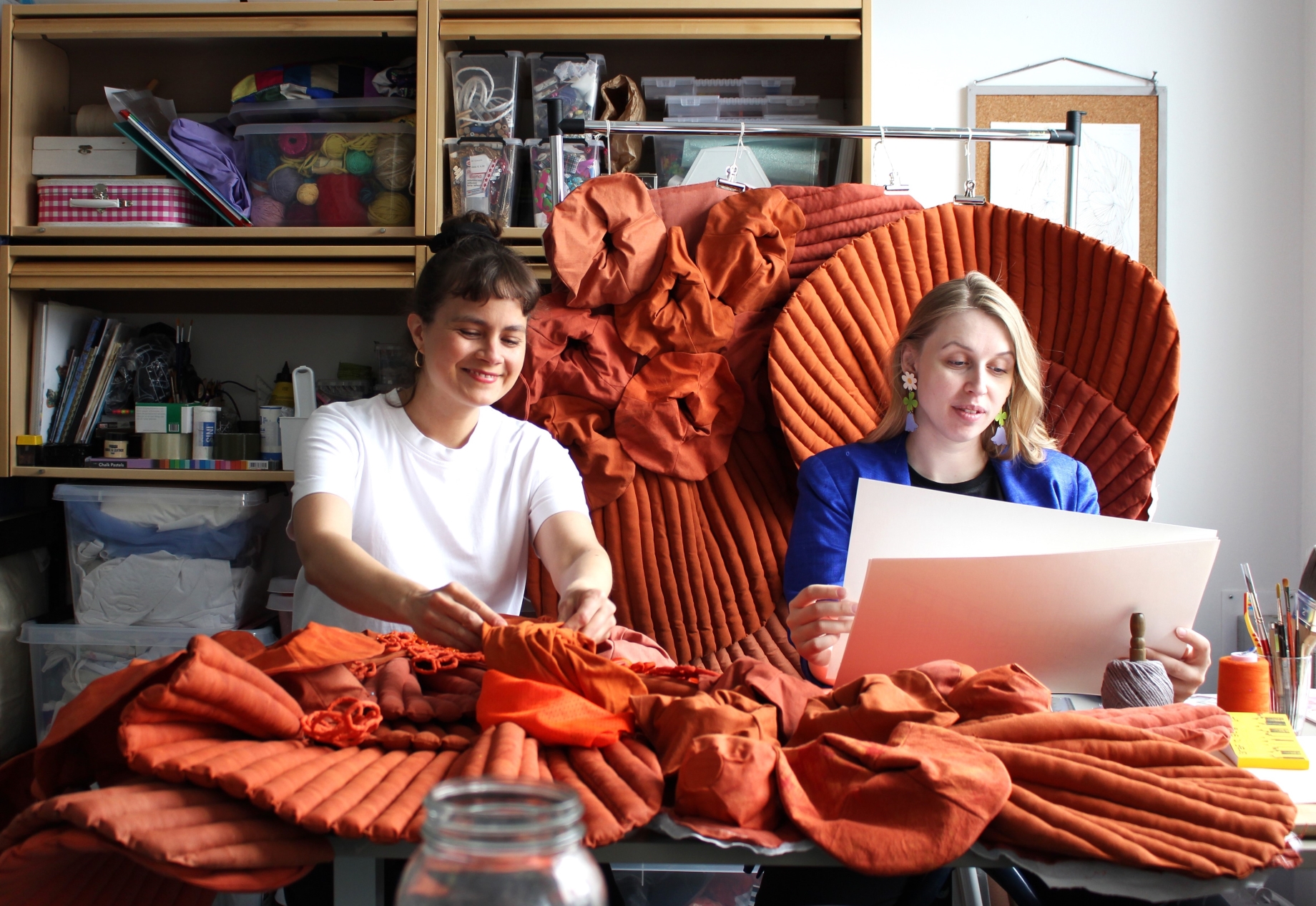 Sannu Vaarala and Elina Tähtelä/ Joining Walls -Community Art Workshops/ working group/ photo Sannu Vaarala and Elina Tähtelä