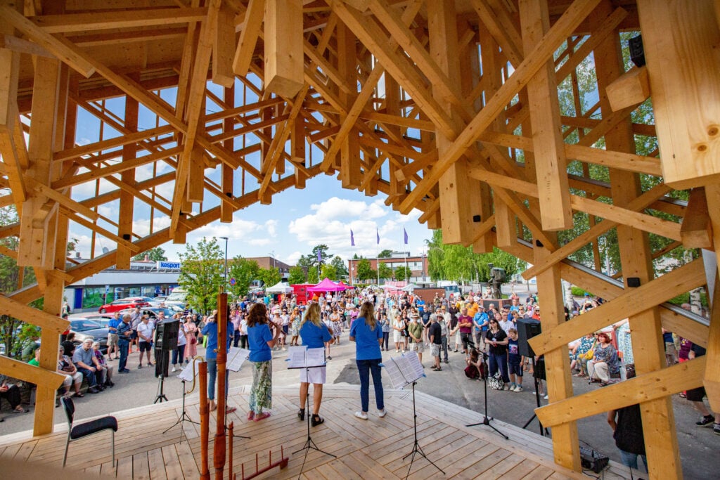 Konsertti festivaalilla kaupunkikeskustassa ulkoilmassa.