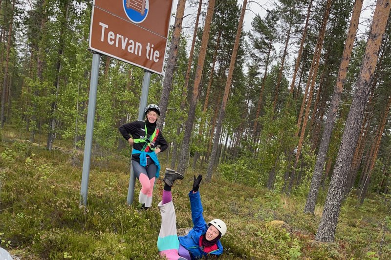 Kuva: Juti Saari ja Eeva Rajakangas Tervan tiellä pyöräretkellä