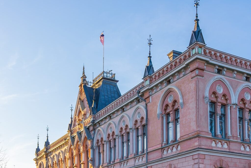 Historiallinen Valve-talo sinistä taivasta vasten.