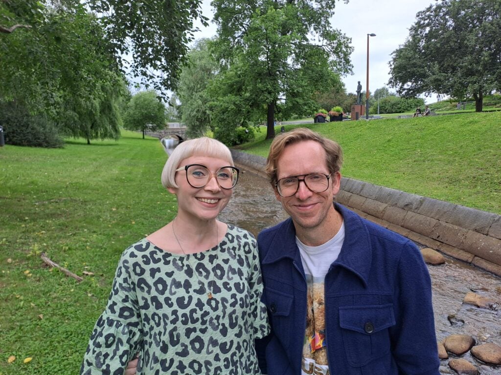 Andy and Beckie . Andy Field ja Beckie Darlington ihastuivat Oulun vehreyteen ja meren läheisyyteen. Seuraavan kerran se saapuvat Ouluun tammikuussa ja kokevat pimeän, kylmän mutta toivottavasti lumisen kaupungin. (Kuva: Meri Kallio)