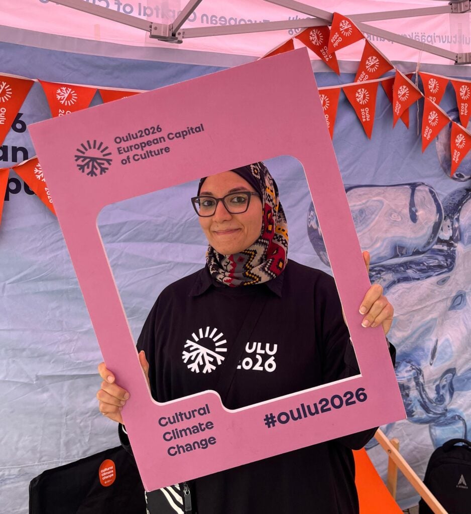 Oulu2026 kulttuuripääkaupunkitapahtuma, nainen kehystettynä.