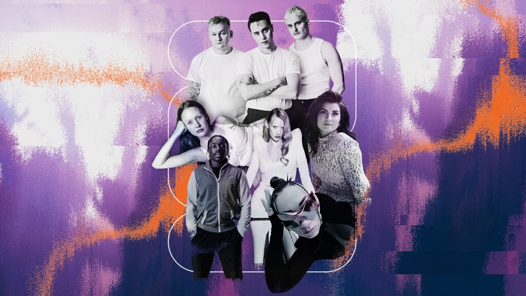 Useita ihmisiä seisoo ja istuu violetilla taustalla.