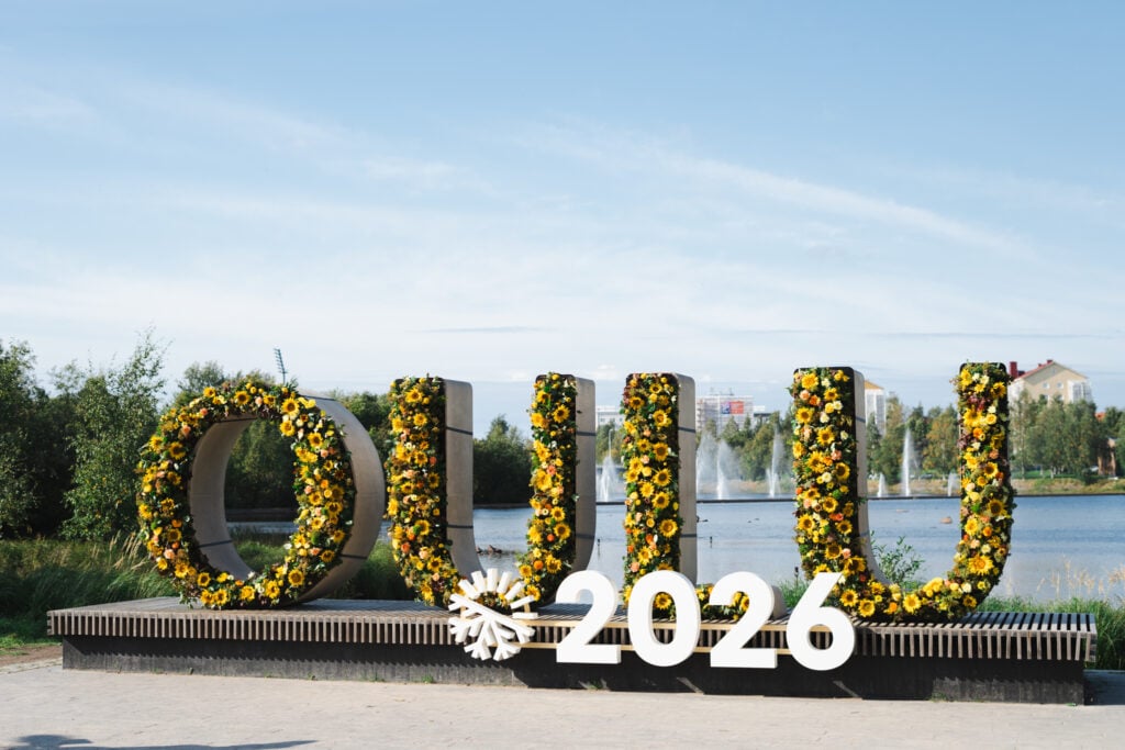 Oulun kukkakirjaimet ja 2026-luku, taustalla suihkulähteitä.