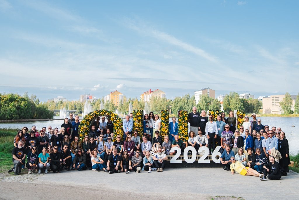 Kuvassa ryhmä ihmisiä Oulu2026 kirjaimien edessä Oulussa
