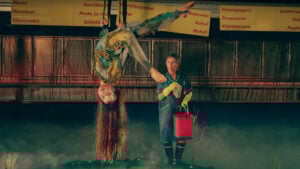 Kuvassa sirkustaiteilija Katariina Van Earle ja näyttelijä Annina Rokka. Kuvaaja Kati Leinonen.