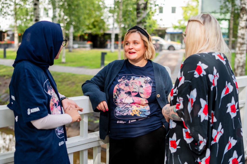 Kuvassa vapaehtoiset Eevi Suvenaho ja Marwa Bibi koordinaattori Anette Eksymän kanssa