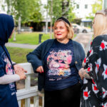 Kuvassa vapaehtoiset Eevi Suvenaho ja Marwa Bibi koordinaattori Anette Eksymän kanssa