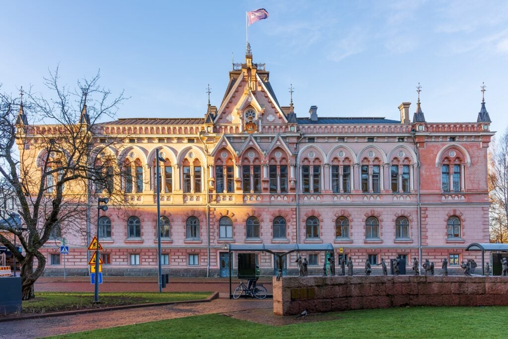 Kuvassa Kulttuuritalo Valveen rakennus Oulun keskustassa aurinkoisena syyspäivänä.