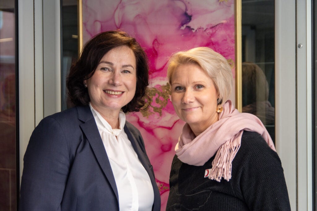 Sanna Anttonen (KaikuArt) ja Päivi Kaarlela (Original Sokos Hotel Arina). Kuva: Simo Kaikkonen (Osuuskauppa Arina)