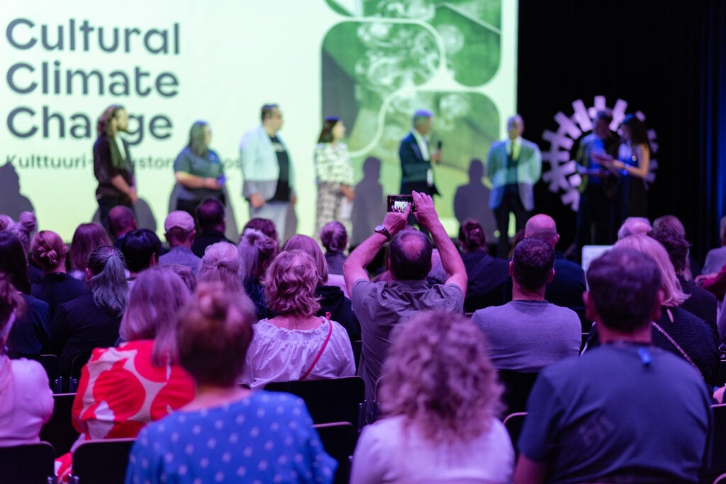 Ihmisiä Oulu2026 Euroopan kulttuuripääkaupunkivuoden ohjelmajulkistuksessa Oulun teatterilla syyskuussa 2025.