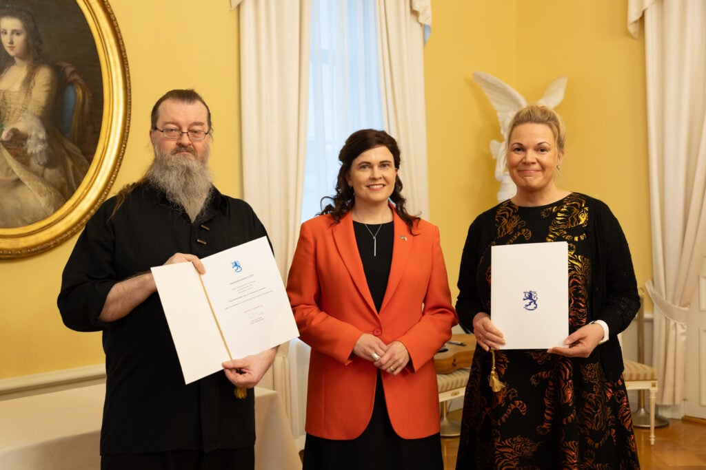 Festivaalijohtaja Mika Anttolainen, ministeri Meri-Leena Talvitie ja palvelupäällikkö Maria Pikkarainen. Kuva Elviira Säkkinen/OKM