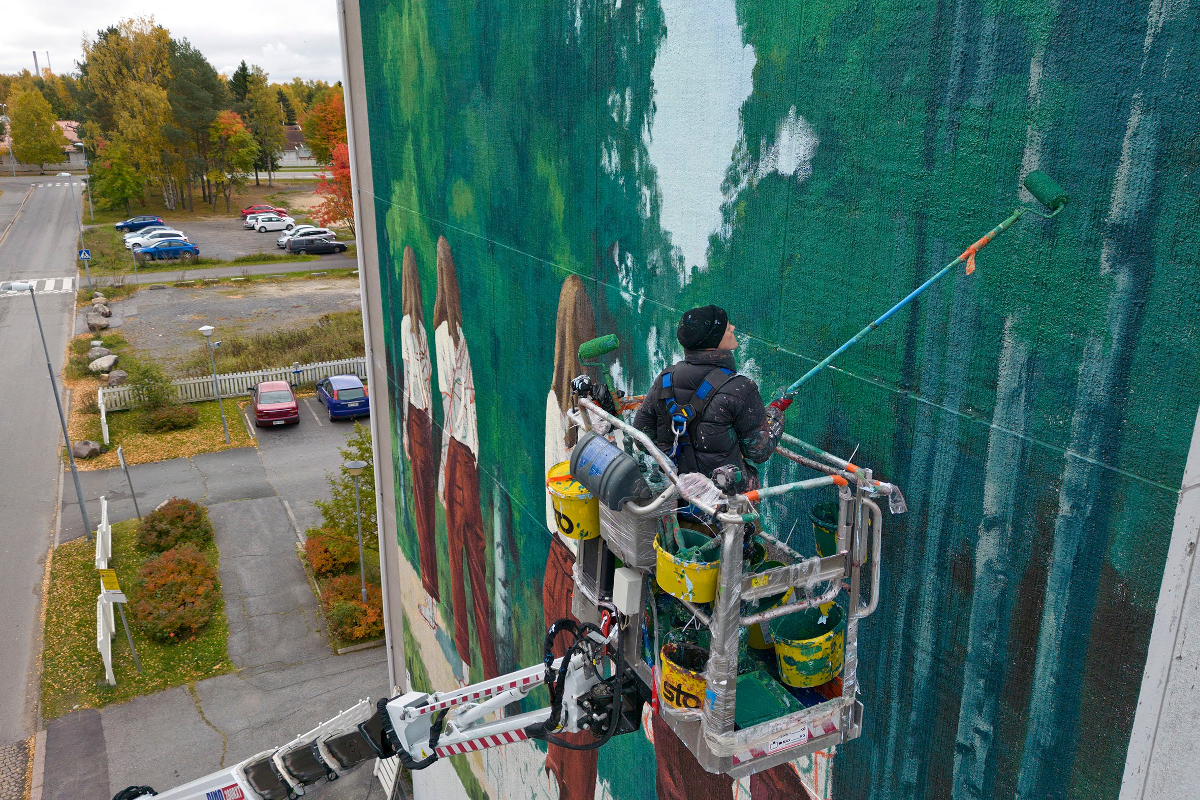 Eloise Gillow created the first Oulu2026 mural in Rajakylä in 2022. Photo: Mika Friman.