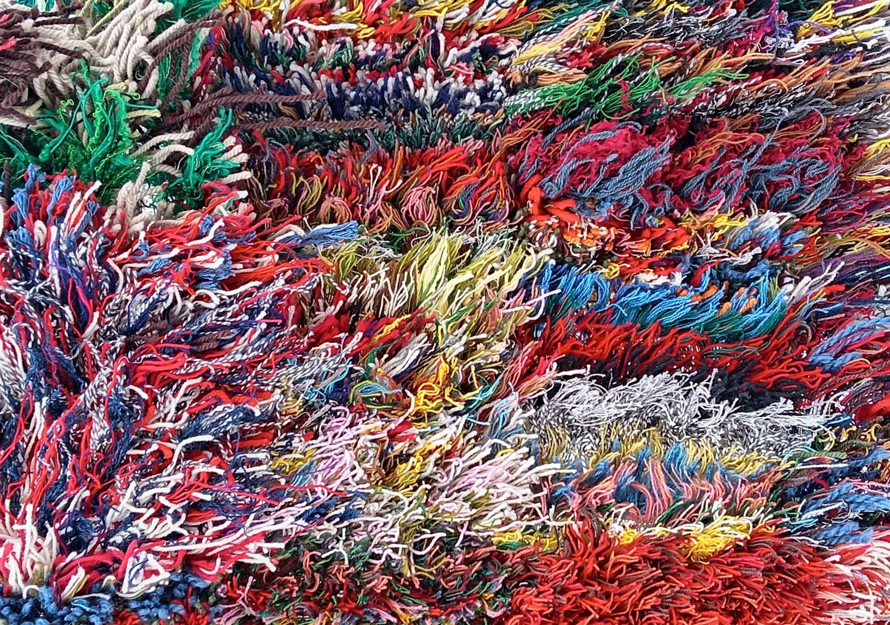 "Rohkeuden ryijy" lahjoituskierrätysmateriaaleista. Kuvaaja Virpi Väisänen