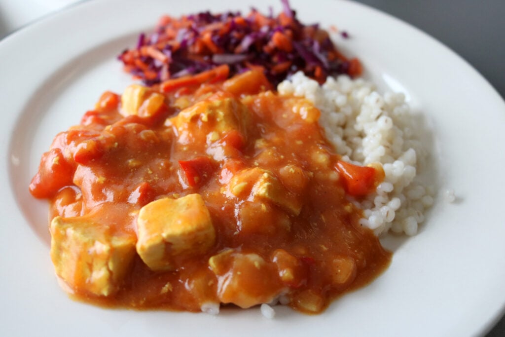 Kookoscurrya tarjoillaan tammikuussa Oulun ja Kajaanin kouluissa ja päiväkodeissa. Kuva: Pirkko Vääräniemi