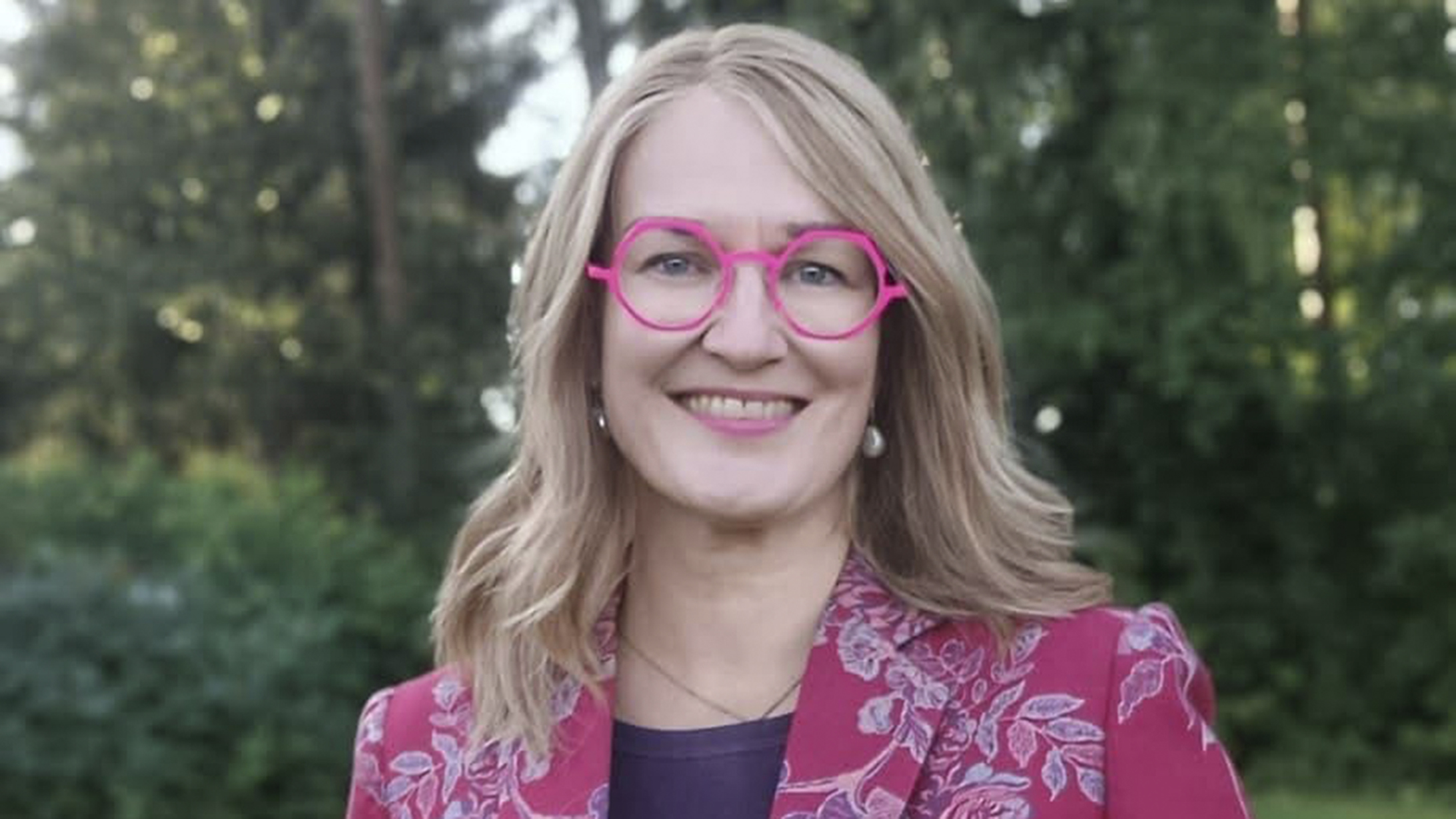 Satu Saarinen, Oulun tuomiorovasti ja Hymyilevä Oulu 26 -hankkeen kumppani. Hän on edelläkävijä, joka tuo esiin hyväksyntää, moninaisuutta ja yhteisöllisyyttä. Kuvaaja: Petri Haanpää.