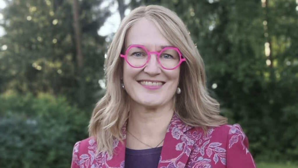 Satu Saarinen, Dean of Oulu Cathedral and partner of the Smiling Oulu 26 project. A pioneer who promotes acceptance, diversity, and community. Photo: Petri Haanpää.