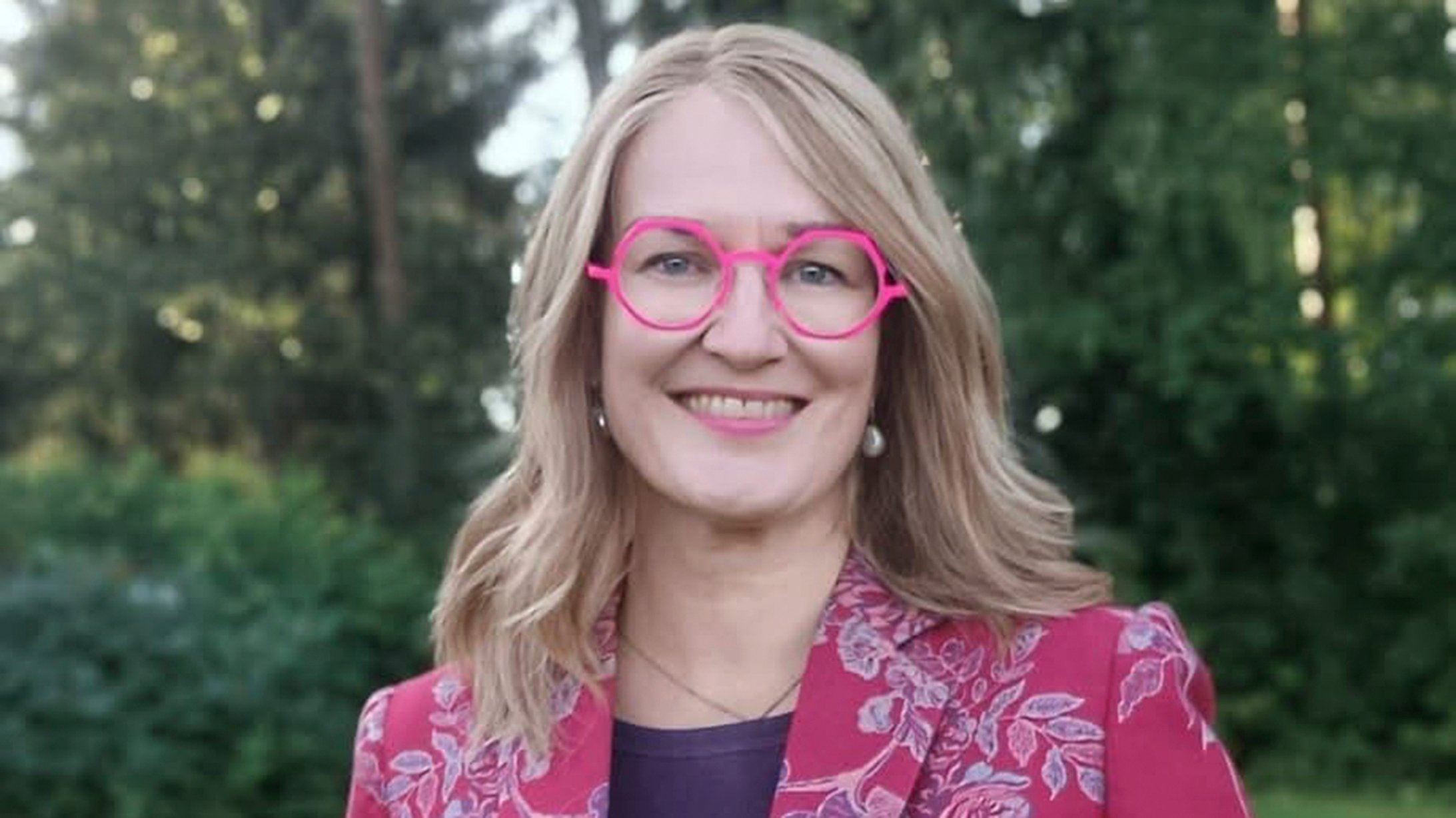 Satu Saarinen, Dean of Oulu Cathedral and partner of the Smiling Oulu 26 project. A pioneer who promotes acceptance, diversity, and community. Photo: Petri Haanpää.