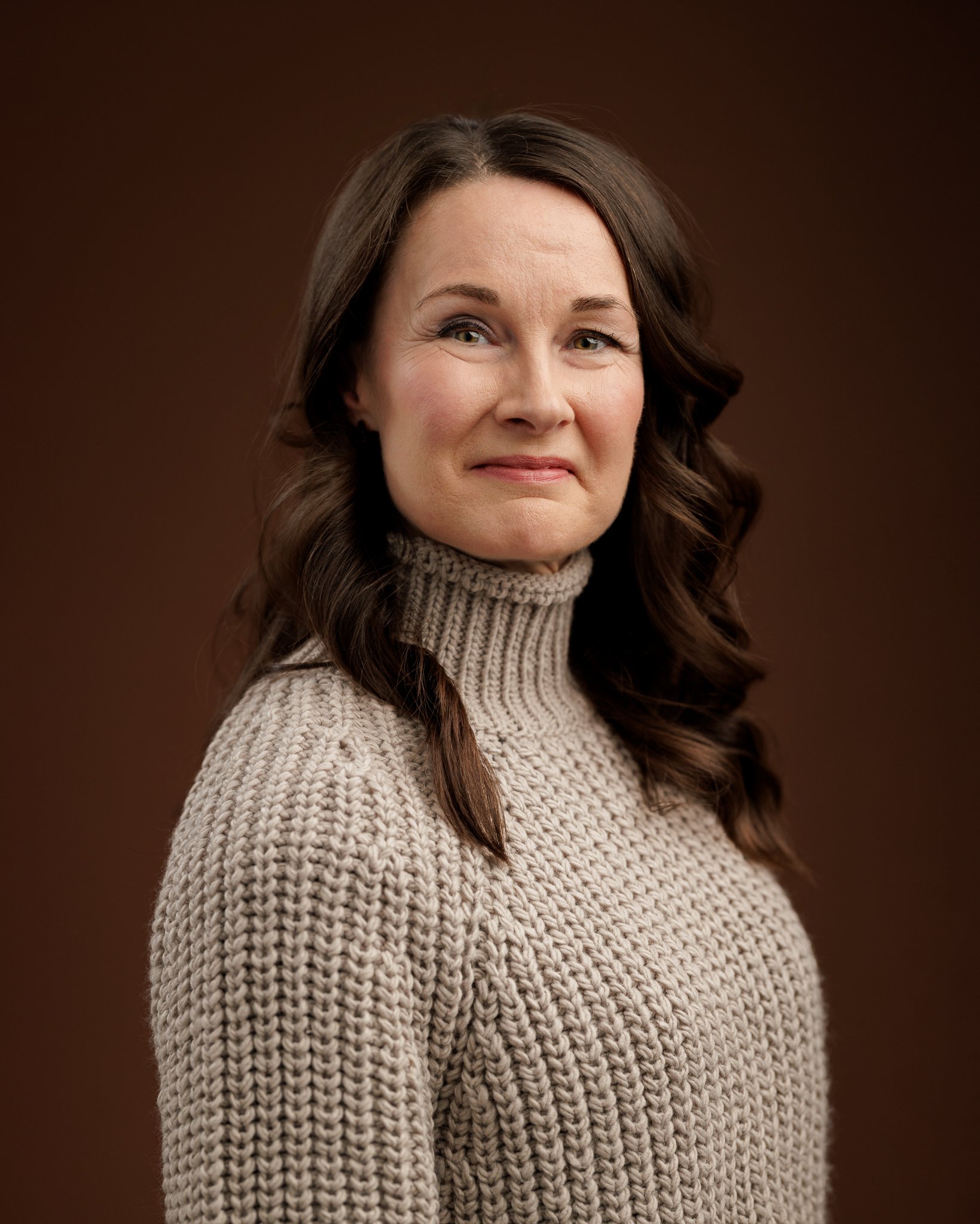 Virve Leikola (TaM) on kirjoittaja, puhuja ja Suomen valotaiteen seura FLASH ry:n toiminnanjohtaja. Hän tarkastelee valon vaikutusta kulttuuriin, elämään ja ihmisyyteen ja pohtii sitä, kuinka valo muokkaa tapaamme kokea ja ymmärtää maailmaa.