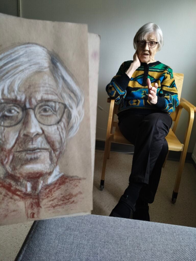 Sievi Leskinen on yksi Me muistamme-hankkeen piirrettävistä. Hän oli sodan syttyessä 5-vuotias ja asui Karjalassa, Hyrsylän mutkassa. Kuva: Jonna Taikatie