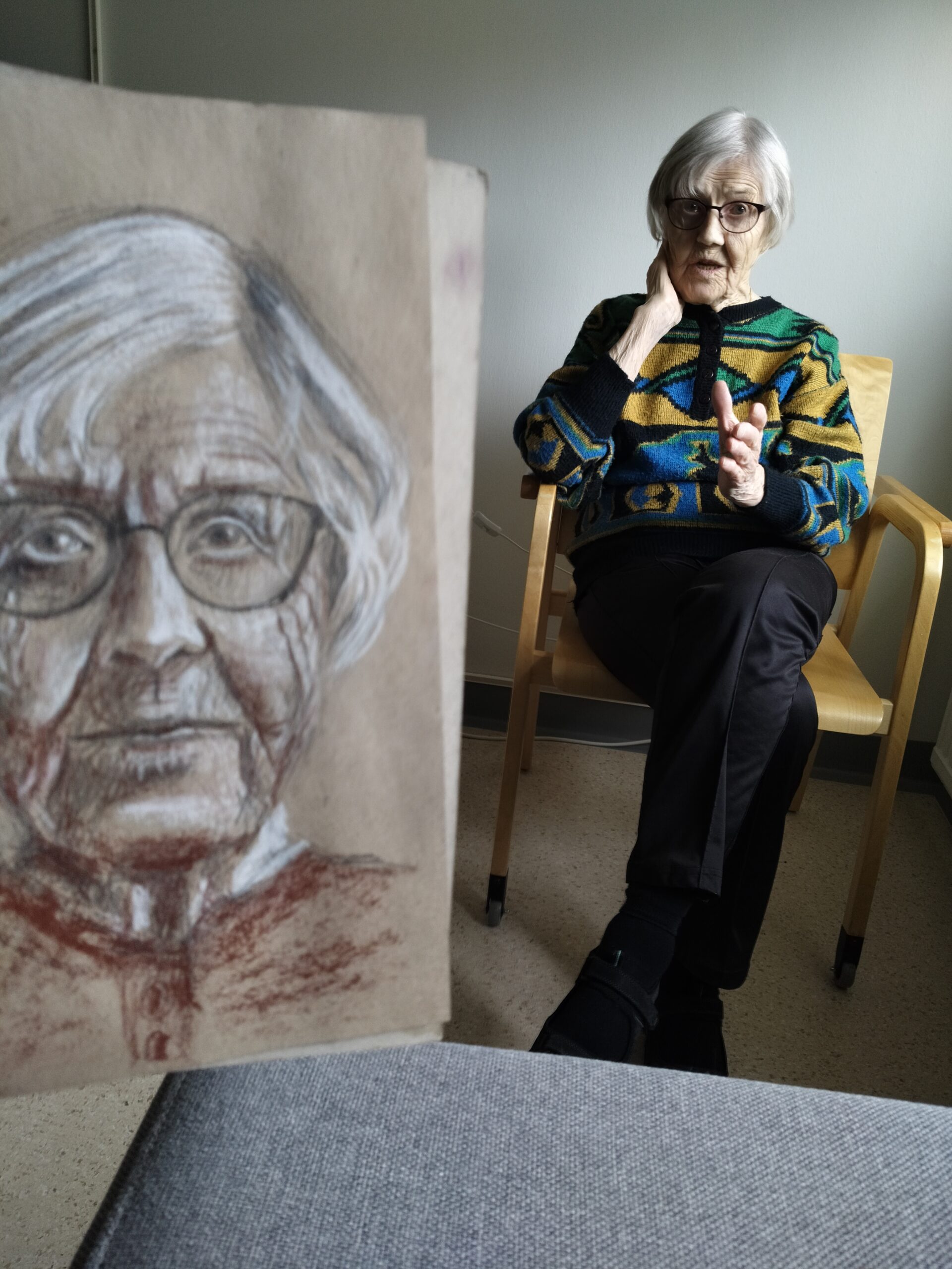 Sievi Leskinen on yksi Me muistamme-hankkeen piirrettävistä. Hän oli sodan syttyessä 5-vuotias ja asui Karjalassa, Hyrsylän mutkassa. Kuva: Jonna Taikatie