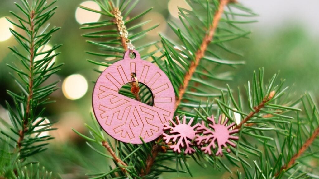 kuvassa oulu2026 korva-ja kaulakoruja kuusen oksalla