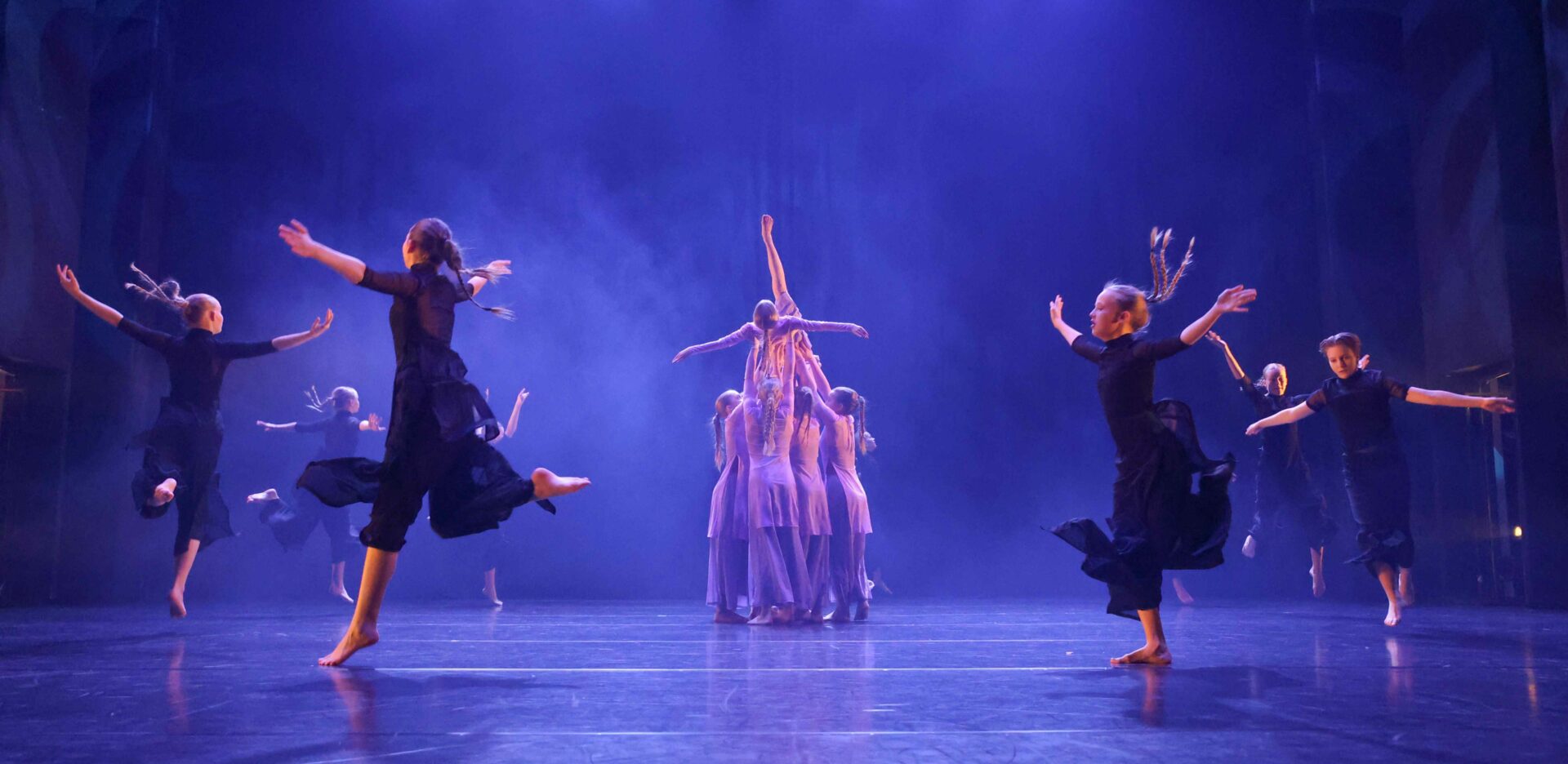 Esitys Kajaani Tanssii -festivaalilta. Kuvaaja: Heimo Haverinen