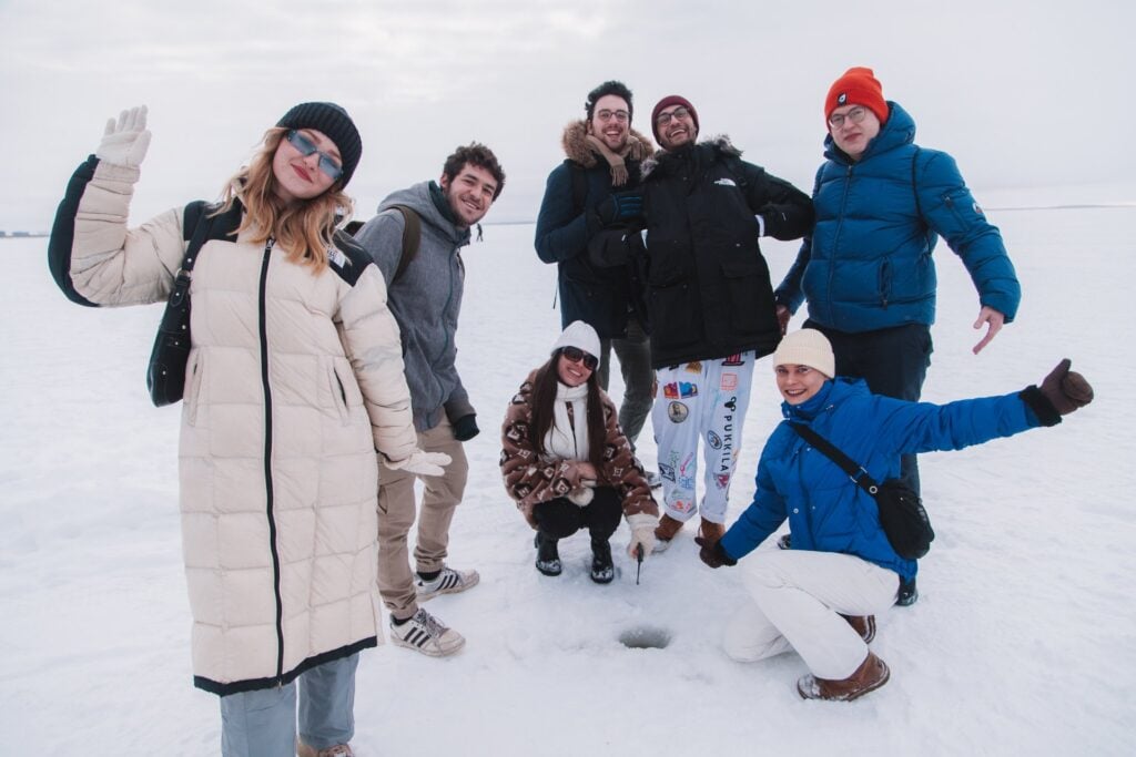 kuvassa ihmisiä jäällä