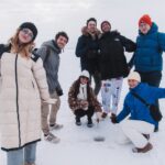 kuvassa ihmisiä jäällä