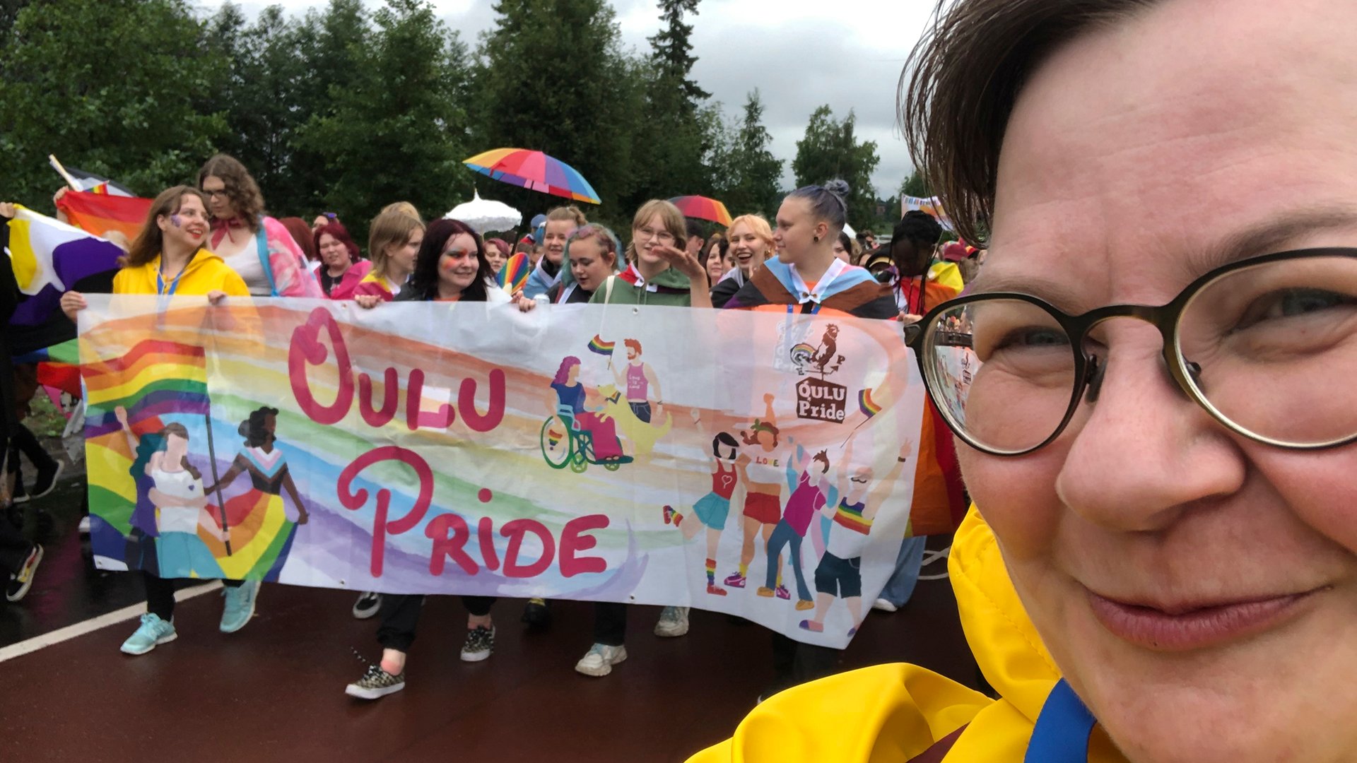 Kuvassa Oulu Priden tuottaja Martu Väisänen selfiekuvassa yhdessä värikkäiden Oulu Pride -osallistujien kanssa. Kuvaaja: Martu Väisänen.