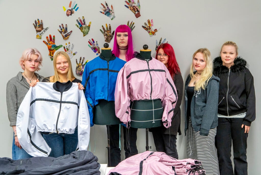 Yleltä saapunut proto, OSAOssa valmistettu proto sekä valmis tuote näyttävät hyvin koko projektimatkan. Kuvassa Peppi Tuomela (vas), Lilja Lohi, Mimosa Alavahtola, Aurora Matikka, Eeva Herukka ja Vilma Nevala. Kuva: Jouni Ylisuutari OSAO.