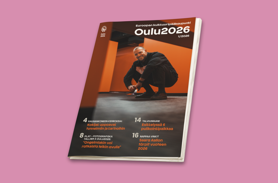 Oulu2026-lehti ja vaaleanpunainen tausta
