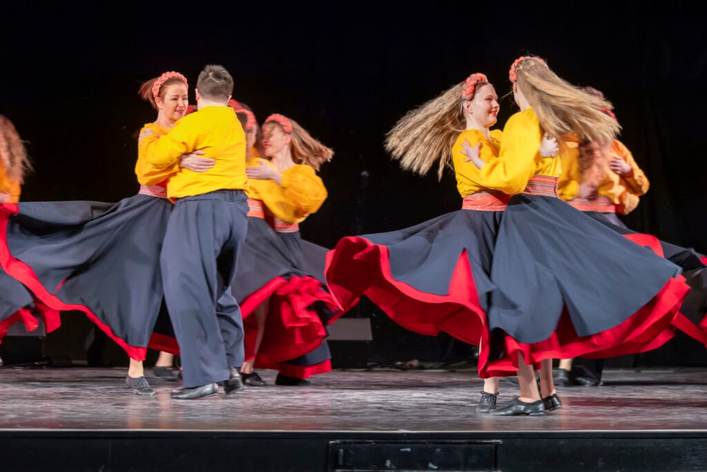 Vuoden kansantanssiyhtye 2026 on oululainen Pähiät. Kuvassa etualalla tanssijat Mira Kolanen (vas.), Santeri Sääskilahti, Aino Rautio ja Kaisla Tikkanen tanssiteoksessa Seitti. Kuva: Markku Uusitalo.