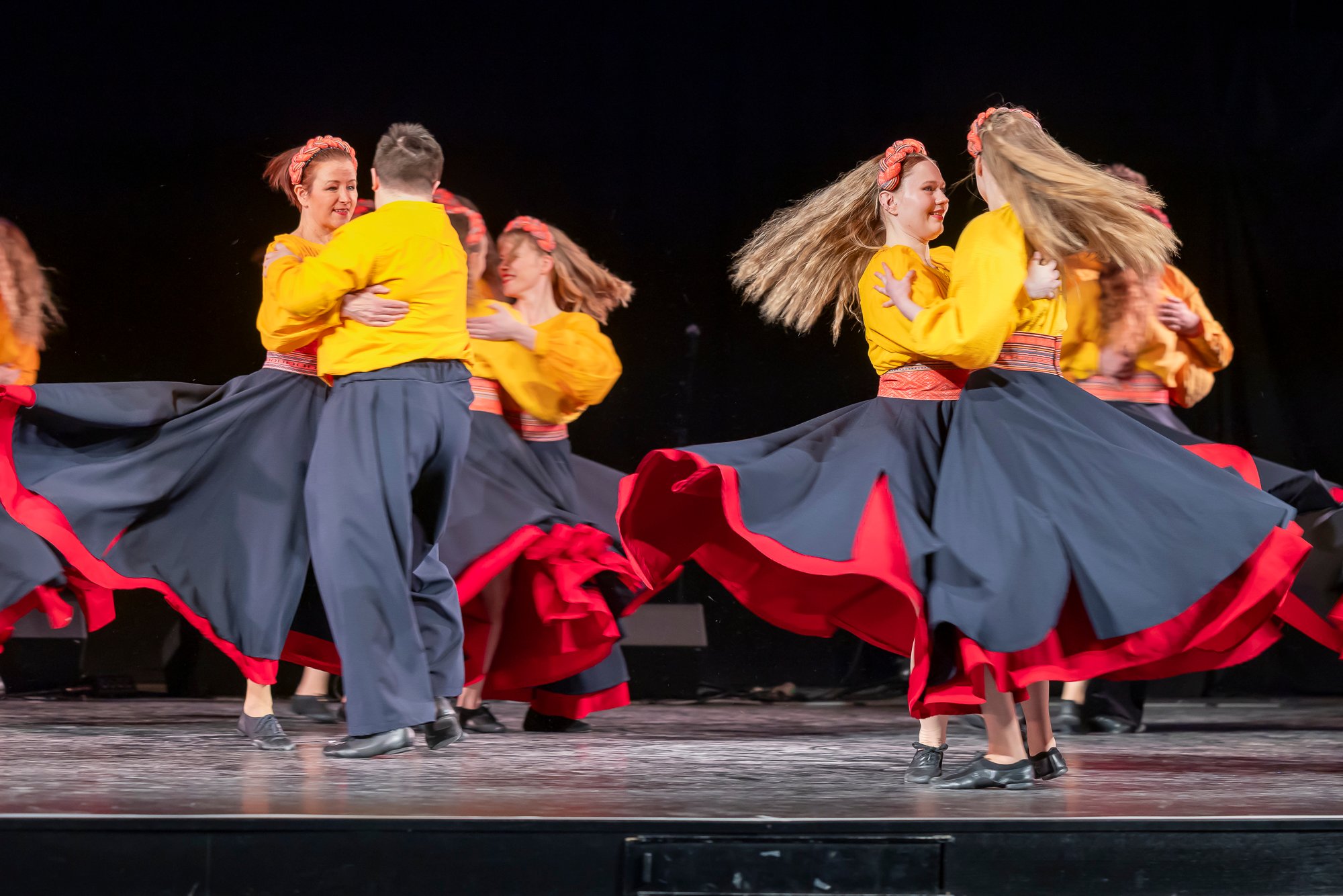 Vuoden kansantanssiyhtye 2026 on oululainen Pähiät. Kuvassa etualalla tanssijat Mira Kolanen (vas.), Santeri Sääskilahti, Aino Rautio ja Kaisla Tikkanen tanssiteoksessa Seitti. Kuva: Markku Uusitalo.