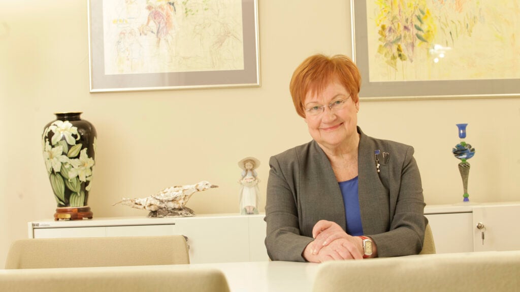 Kuvassa on Suomen tasavallan presidentti Tarja Halonen. Kyseessä on virallinen muotokuvavalokuva. Kuvaaja on Lasse Keltto.